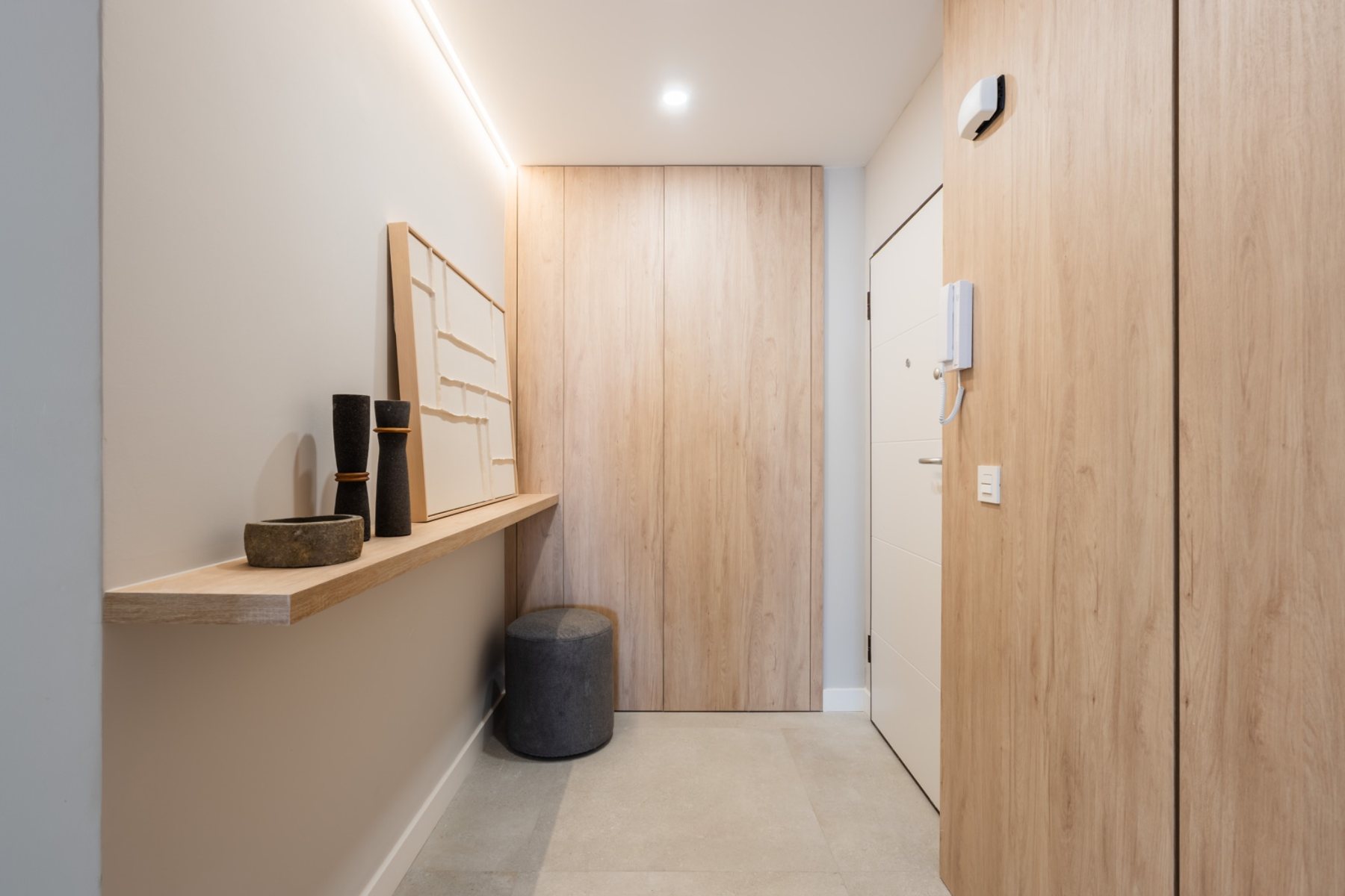Warm minimalist kitchen renovation in Estepona