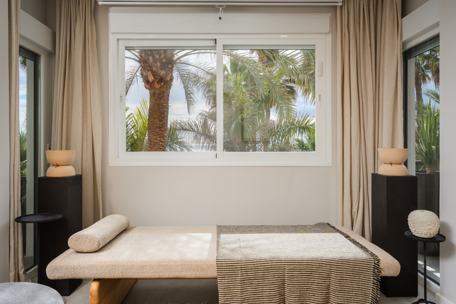 Pasaje Victoria living room with sea views
